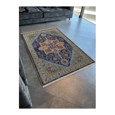 Tapis bleu délavé à motif décoratif frangé traditionnel