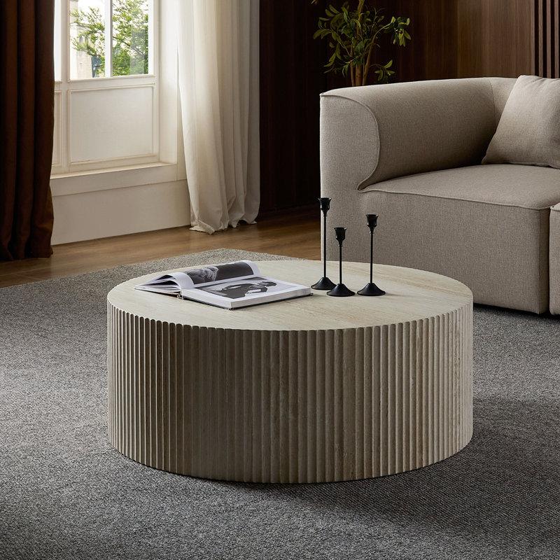 Table basse en faux travertin avec motif en relief accrocheur