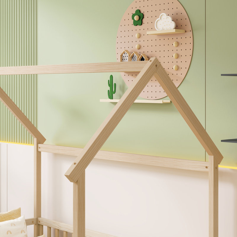 Lits sûrs au sol, structure de maison en bois de pin, chambre d'enfant de style campagnard
