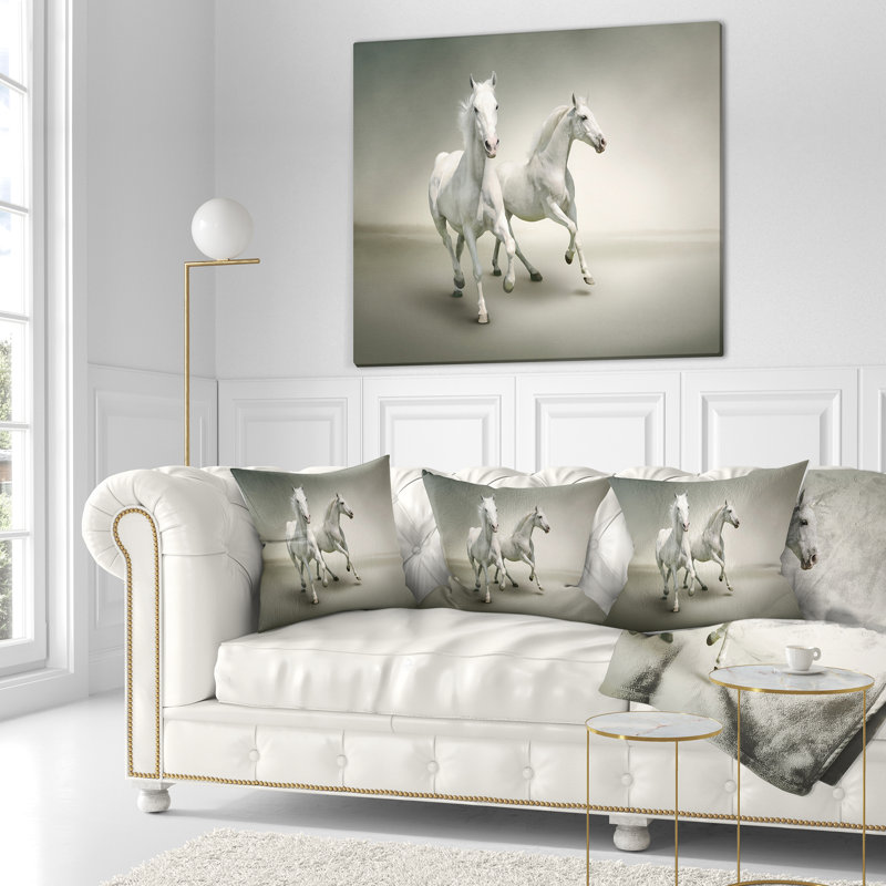 Chevaux blancs à déplacement rapide - oreiller imprimé animal, 18 po x 18 po, Coussin décoratif