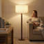 Lampe sur pied en bois d'hévéa rétro de 61 po avec base sphérique empilée sculptée et abat-jour tambour en lin beige, certifiée cULus pour les tables d'appoint de salon, les coins de chambre à coucher, les bureaux à domicile ou les salles d'étude-816063573