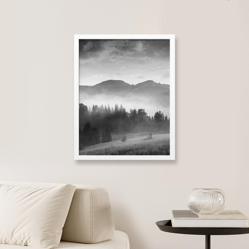 «Forest Trees Black and White Misty Mountain Range» sur papier, Blanc, H 14 po x l 11 po