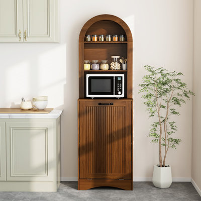 Armoire à poubelle arquée inclinable, haut porte-poubelle caché de 63 po avec tablette à 3 niveaux et porte cannelée en noyer, poubelle à déchets en bois de 13 gallons pour la cuisine, la salle à manger et la buanderie