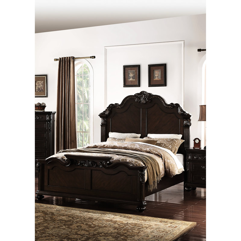 Très grand lit antique en cerisier antique avec des détails complexes, une tête de lit haute et des pieds en oignon pour la taille de la chambre à coucher dans une finition de style traditionnel