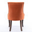 Lot de 2 chaises de salle à manger latérales Ultra, revêtement en tissu épais orange, pieds en bois massif, clous décoratifs bronze, largeur 51,4 cm, profondeur 56,3 cm, hauteur 91 cm