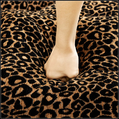 Repose-pieds ou siège en chenille à imprimé léopard - ultra doux, doux pour la peau et élégant pour les intérieurs modernes
