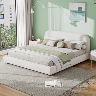 Lit tapissier avec tissu bouclé, tête de lit épaisse au design incurvé, pieds en bois massif