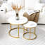 Tables basses gigognes rondes, plateaux blancs et gris, cadre doré, motif en marbre, convenant aux salons modernes - conception en métal de 2 tables avec pièce parfaite