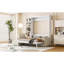 Grand lit blanc avec tablettes, confortable pour la nuit