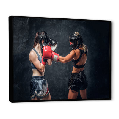 Deux boxeuses se battant sur toile