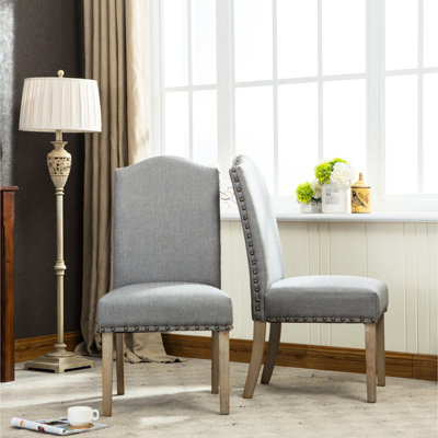 De 2 chaises en bois massif avec tissu gris - garniture cloutée l 20 po x P 25 po H 41 po et tissu urbain fonctionnel. Garniture. Fabrication. L 20 po x P 41 po. Coussin de 7,75 po avec pieds de 13,6 po de long. Cuisine élégante