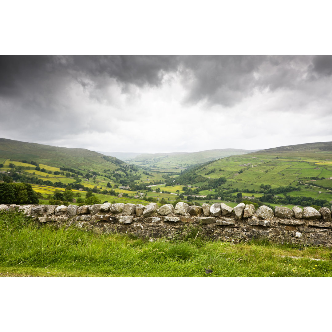 Rainy Day In The Yorkshire Dales von Stevegeer - Kunstdrucke auf Leinwand ohne Rahmen