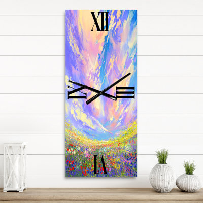Fleurs colorées dans un champ sous de magnifiques nuages - horloge murale traditionnelle