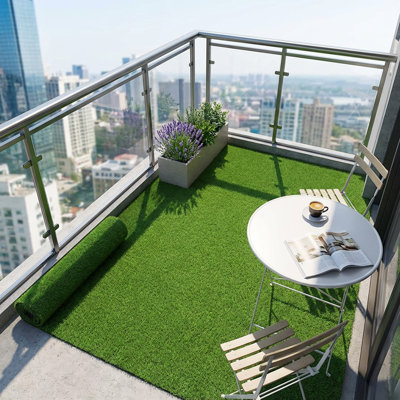 Tapis de couloir artificiel de qualité supérieure pour l'extérieur et l'intérieur, faux gazon réaliste avec une hauteur de poils élevée pour les espaces de patio, balcon, jardin, pelouse et animaux de compagnie, tapis en gazon synthétique durable et nécessitant peu d'entretien