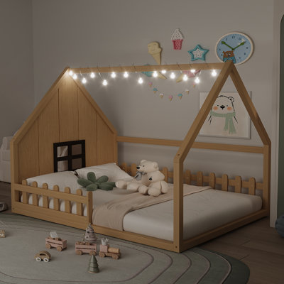 Lit double en bois avec fenêtre et clôture, offrant un espace de jeu et de sommeil magique et imaginatif pour les enfants