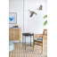 Table d'appoint moderne moderne en teck et en fer avec une silhouette unique et un plateau rond élégant pour une utilisation polyvalente