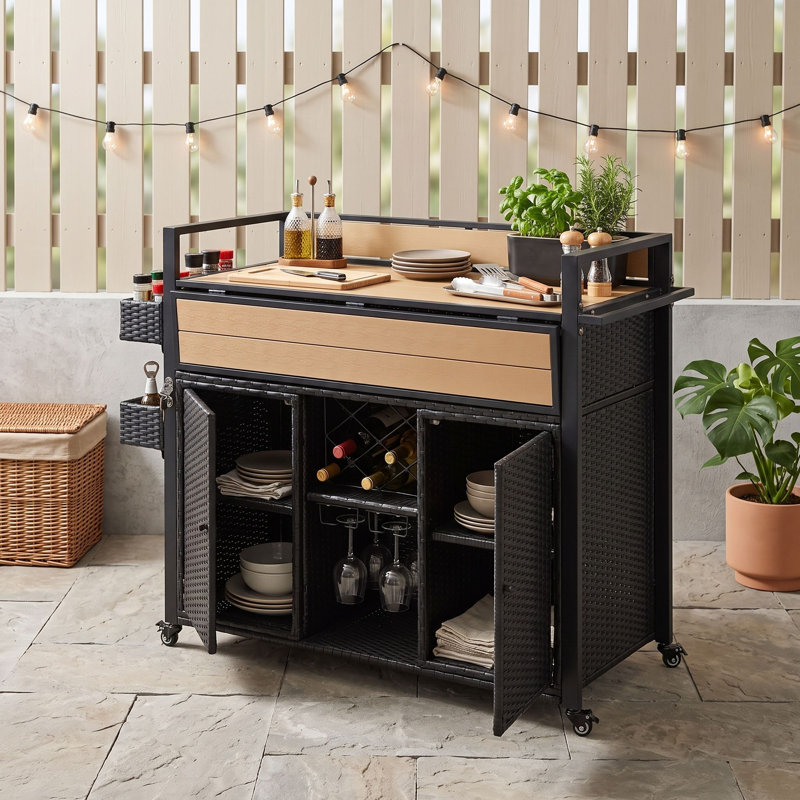 Îlot de cuisine extérieur avec roulettes verrouillables, armoire de rangement, supports à épices, porte-bouteilles et porte-verres