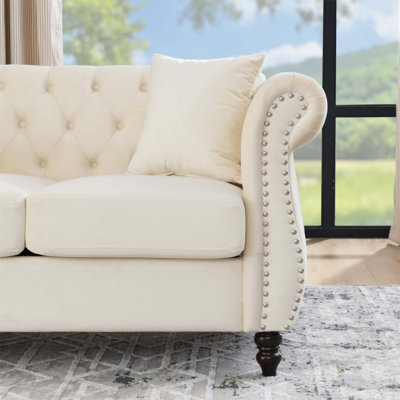 Luxueux canapé à 3 places en velours de style classique Chesterfield avec garniture cloutée élégante pour les espaces modernes et traditionnels.