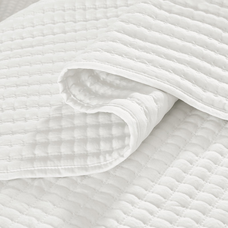 Reversible 3 Pieces Quilt Set - Soft Lightweight Bedspread, Queen Quilt + 2 Additional Pieces, White