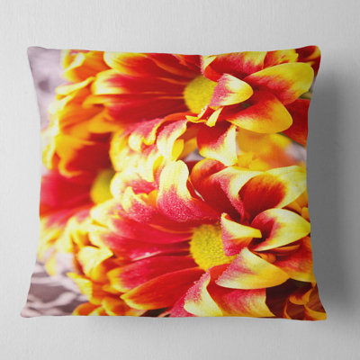 Coussin décoratif à imprimé floral rouge et jaune