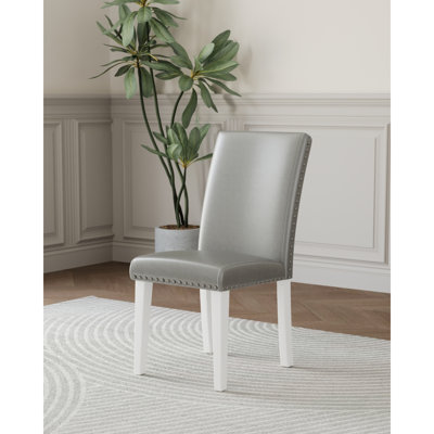 Ensemble de 2 chaises de salle à manger à dossier haut avec garniture cloutée Regal Estate
