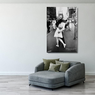 Kissing on VJ Day