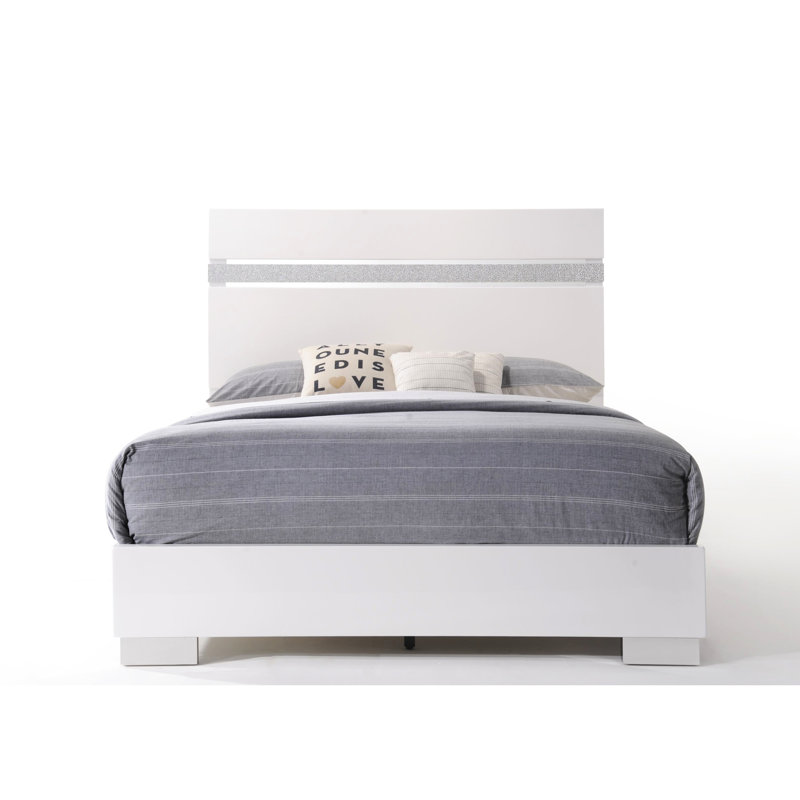 Grand lit blanc ultrabrillant - crée une atmosphère de chambre à coucher invitante élégante avec des matériaux pour une longue durée