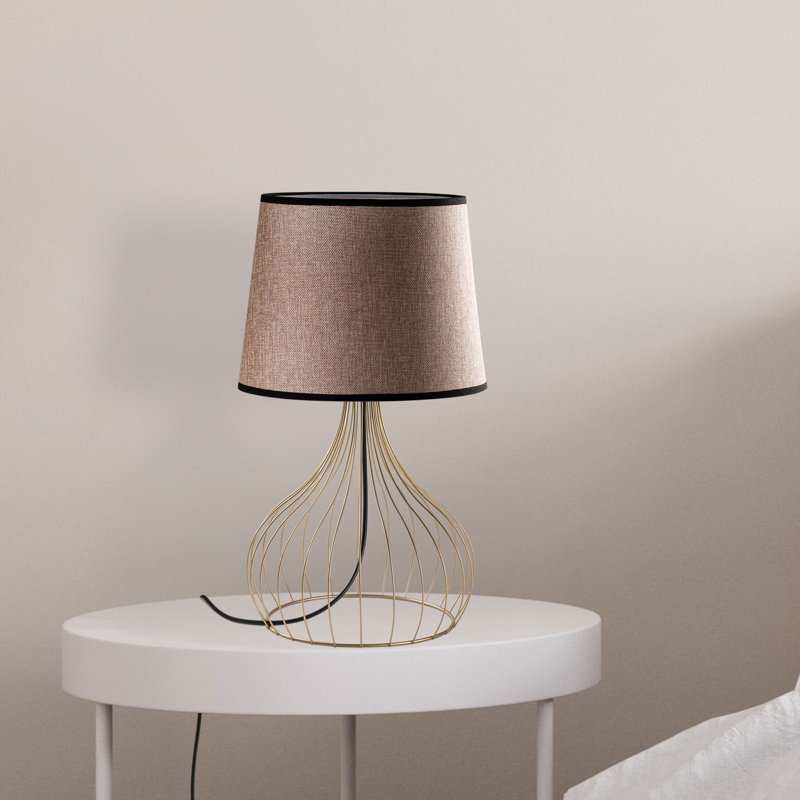 Lampe de table glamour en métal, finition dorée, 11,0 x 11,0 x 20,1 pouces | Capuchon en tissu de 8,7 à 11,0 po x 8,7 po | Type de douille: 1 x E27 de 40 W maximum (ampoule non incluse) | Design élégant, parfait pour le salon et la chambre à coucher