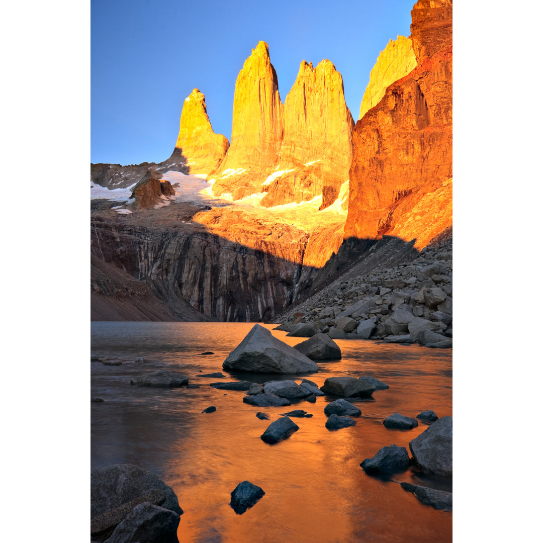 Torres Del Paine bei Sonnenaufgang von Lauzla - Druck