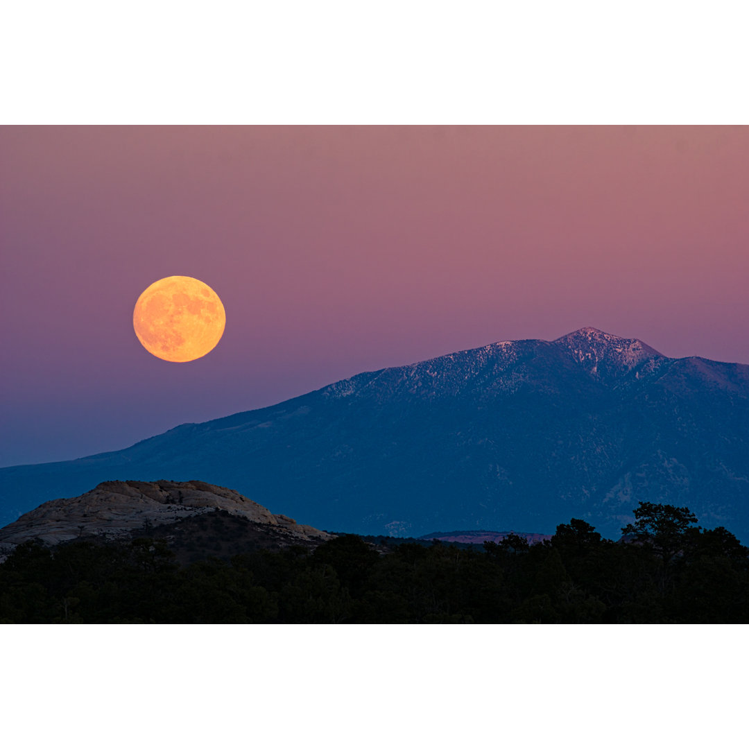 Vollmond über Wüste und Bergen bei Abenteuer - Leinwandbild