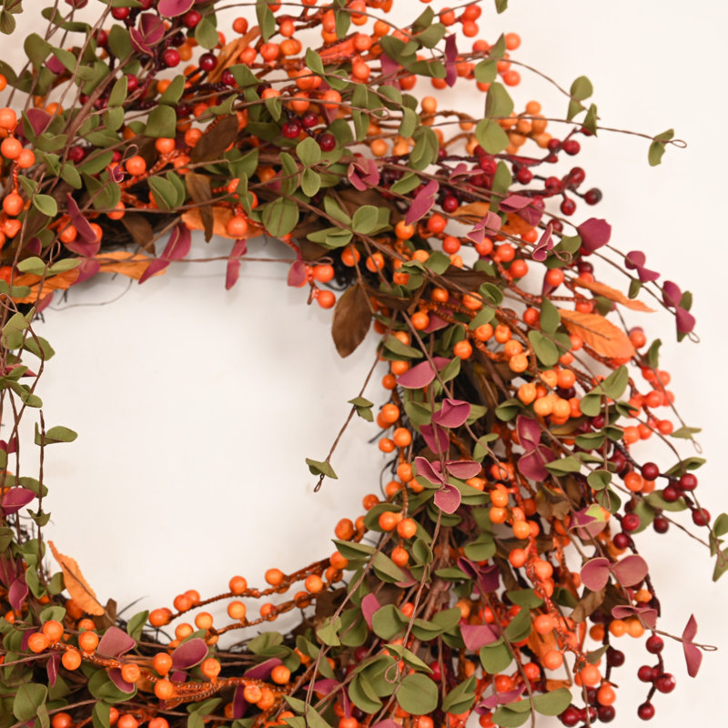 Couronne de porte 24 po avec baies d'eucalyptus artificiel 24 po