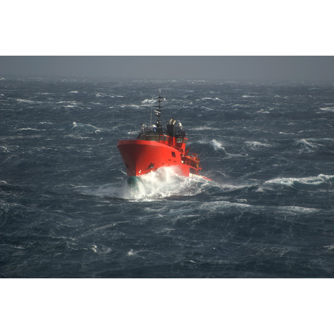 Boot in stürmischer See von Mikeuk - Leinwandbild