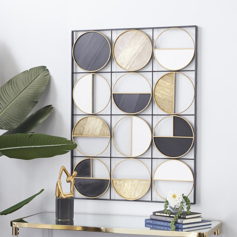 Décoration murale géométrique noire en métal avec détails dorés