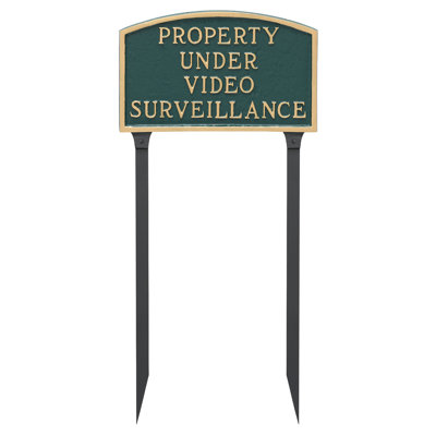 Grande arche sous un panneau de vidéosurveillance avec piquets