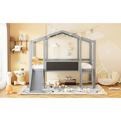 Lit mezzanine simple gris avec glissade, tableau noir de style maison et bande amovible sur le toit, pour les plus de 6 ans dans une maison palpitante