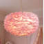Lustre suspendu moderne et glamour à 3 lumières avec abat-jour en plumes d'oie superposées et hauteur de suspension réglable, rose-346871010