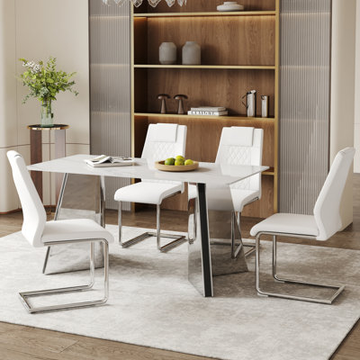 Ensemble de table et de chaises. Luxueuse table en pierre frittée à motif montagne de neige de 63 po x 31,5 po x 30 po avec pieds papillon en acier inoxydable argentés.