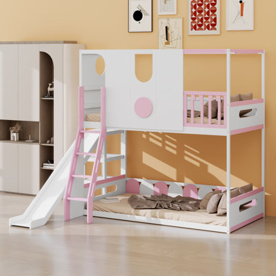 Un lit mezzanine pour enfants avec glissade et barrières de sécurité transforme les chambres en refuges ludiques.