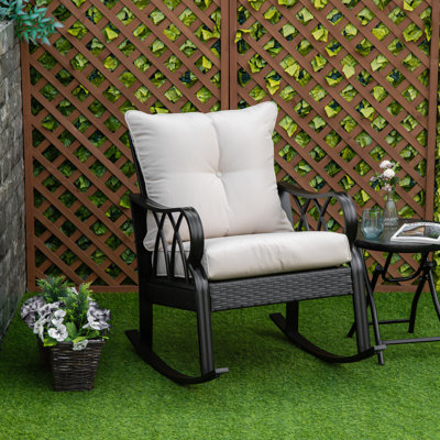 Chaise berçante en aluminium avec élégance. Motifs entrecroisés, base silencieuse, sièges de mobilier résistants aux intempéries. Crisscross, relaxant