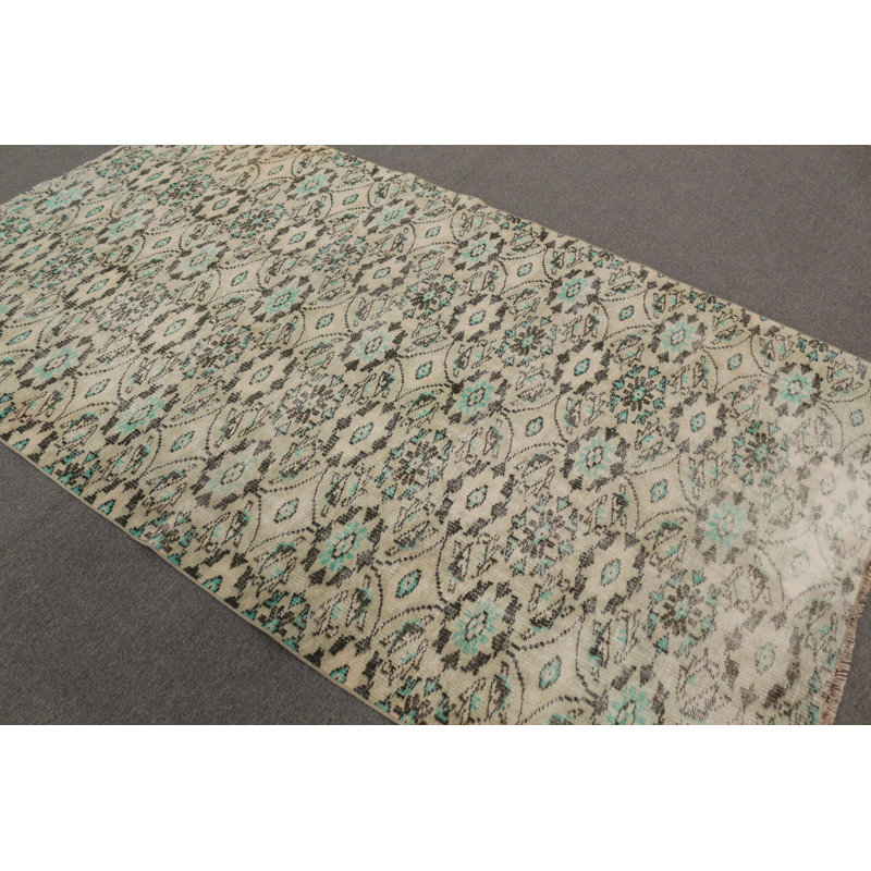 Découvrez le confort d'un grand tapis turc beige idéal pour décorer votre bureau ou votre salon