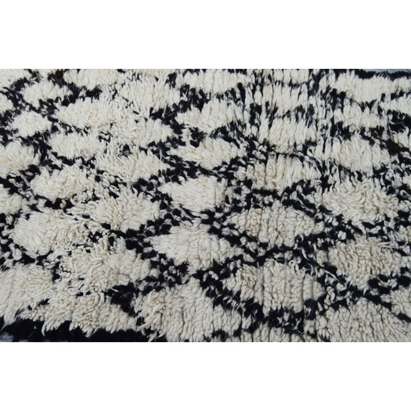 Tapis unique blanc cassé / noir 3 pi x 6 pi années 1980 de 3 pi x 6 pi