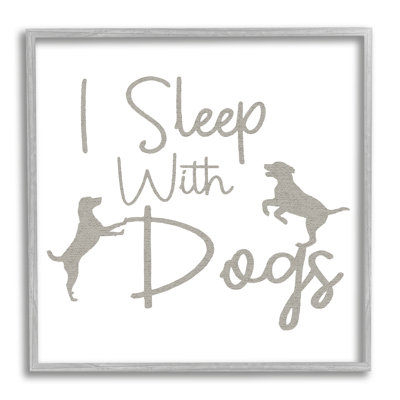 «I Sleep with Dogs» par Lil 'Rue - Impression sur bois avec cadre flottant