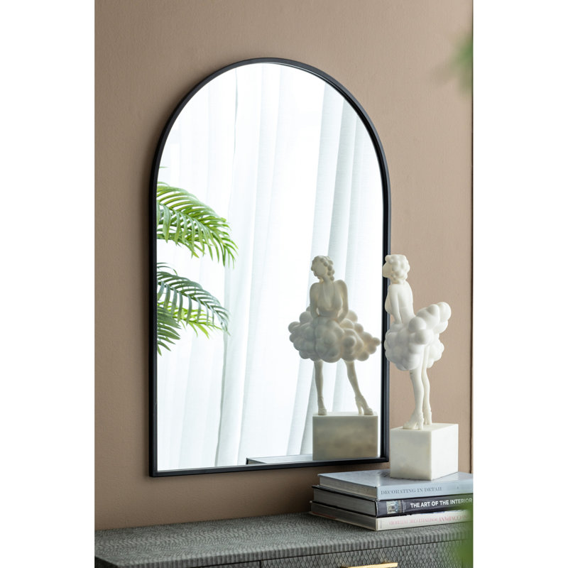 Miroir arqué noir avec cadre en métal robuste, idéal pour la décoration de la salle de bain 24 x 36
