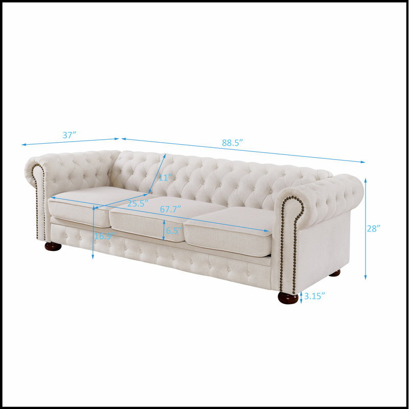 Le canapé Chesterfield en tissu de lin beige allie élégance intemporelle et confort inégalé pour les espaces de vie modernes.