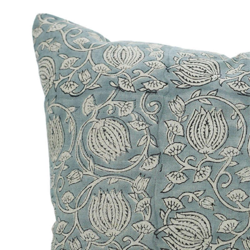 Housse de coussin artistique fabriquée à la main Fabividine - 6 Kamal, Motif floral clair / bleu, H 36 po x l 14 po