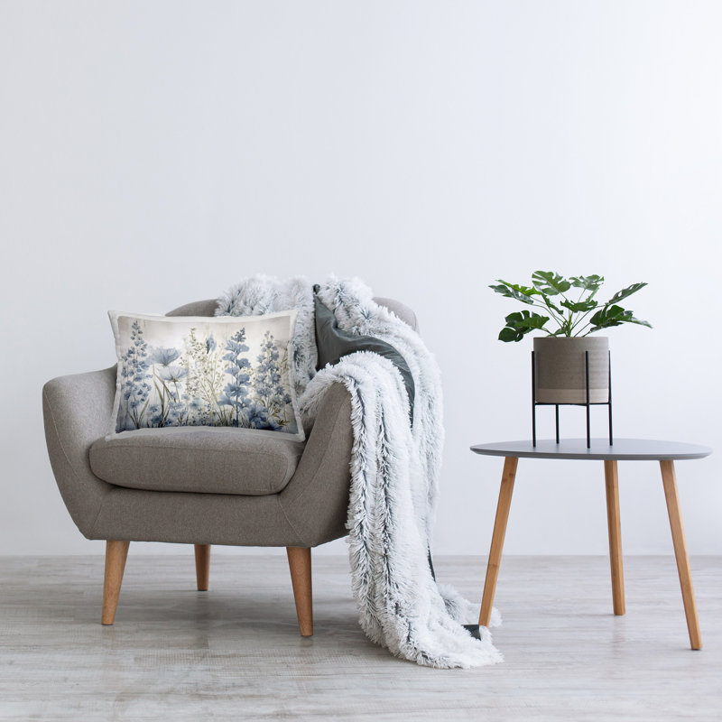 Coussin décoratif imprimé "Blue Nature Blooms" par Sasha