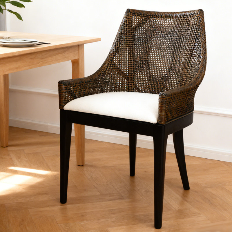 Fauteuil d'appoint rembourré à dossier enveloppé en rotin