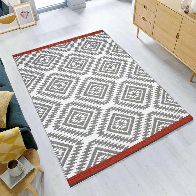 Tapis intérieur / extérieur marocain tissé à la machine en gris, blanc et rouge, Rectangle 4 pi x 6 pi