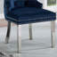 Ensemble de 2 chaises à oreilles avec dossier capitonné bleu et chrome