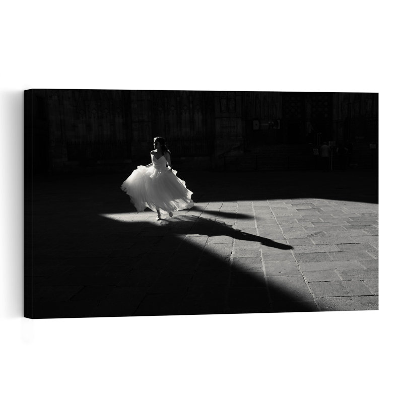 Mariée dans une affiche murale dramatique, élégante et éthérée, 16" H x 24" W